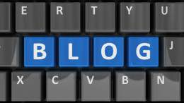 Blaue Tasten mit der Aufschrift "Blog" auf einer Tastatur.