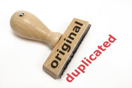 Stempel mit der Aufschrift "original" stempelt in roten Buchstaben "duplicated".