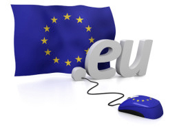 Computer-Maus im EU-Design ist mit einer EU-Flagge verbunden.