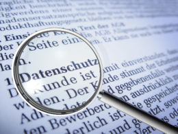 Lupe über einen Text zum Thema "Datenschutz".