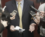 Mikrofone und Diktiergeräte sind auf einen gehalten, der eine Presseerklärung abgibt. Presserecht