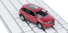 Rotes Auto auf einer weißen Tastatur.