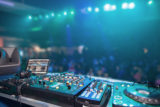 DJ Pult in einer Disko.