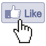 Maus-Hand klickt auf den "Gefällt-mir-Button" von Facebook.