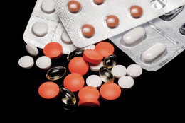Verschiedene Tabletten vor einem schwarzen Hintergrund.