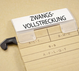 Braune Akte mit der Aufschrift "Zwangsvollstreckung". Prozessrecht