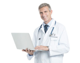 Arzt hält Laptop in den Händen