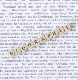 Würfel mit jweils einem Buchstaben, die den Schriftzug "Biographie" ergeben und auf einem Textblatt liegen