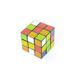 Bunter Rubik-Würfel auf weißem Hintergrund
