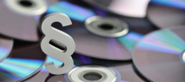 Paragraphenzeichen mit vielen CDs im Hintergrund