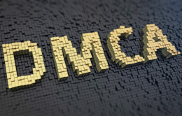 Gelber DMCA-Schriftzug auf Schwarzem Hintergrund, komplett aus Würfeln gestaltet