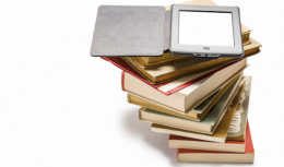 Ebook auf einem Bücherstapel