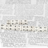 Aneinandergereihte Würfel mit der Aufschrift "Gegen Darstellung" auf einem Zeitungsartikel