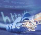 blaues Internetkabel mit URL links im Hintergrund