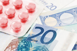 Rote Tabletten liegen auf 20 Euro Scheinen