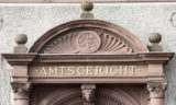 Tür des Amtsgerichts mit dessen Schriftzug "Amtsgericht".