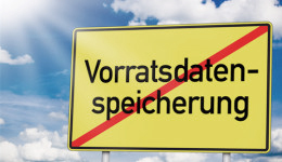 Straßenschild mit der durchgestrichenen Aufschrift "Vorratsdatenspeicherung" vor blauem Himmel