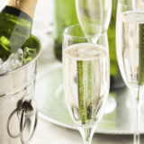Champagne in Eis Gläser mit Champagne gefüllt