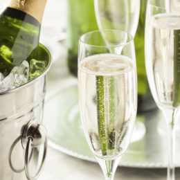 Champagne in Eis Gläser mit Champagne gefüllt