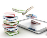 Bücher fliegen von einem Stapel in einen E-Book-Reader