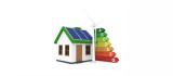 Haus mit Solaranlage, das neben einer Energiewert-Skala steht