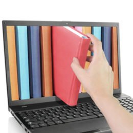 Laptop, in dem sich Bücher befinden und von einer Hand rausgeholt werden