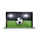 Laptop mit Fußballrasen Ball und Scheinwerfer auf dem Bildschirm