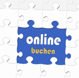 Schriftzug "online buchen" in weiß und orange auf blauem Untergrund in form eines Puzzleteils, das in ein ganzes Puzzle eingegliedert ist