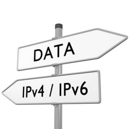 Schild mit entgegengesetzten Richtungen auf dem einen DATA und auf dem anderen IPv4/IPv6