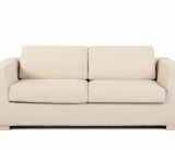 Beiges Zweisitzer-Sofa vor einem weißen Hintergrund.