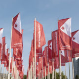 mehrere Vodafone-Flaggen vor blauem Himmel