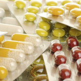 Arzneimittel und Tabletten in Blistern aufeinandergestapelt
