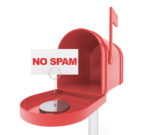 Roter Briefkasten mit 'No Spam' Schild auf weißem Hintergrund