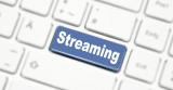 blaue Taste auf einer Tastatur mit der Aufschrift "Streaming"