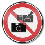 Rotes Verbotsschild auf dem eine Kamera und ein Foto durchgestrichen sind