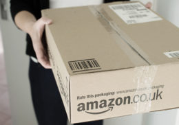 Frau erhält ein Amazon Paket