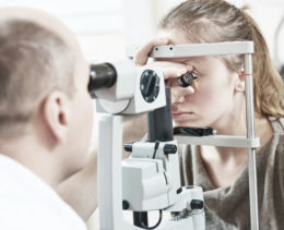 Augenarzt untersucht das Auge einer Patientin