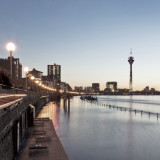 Die Skyline von Düsseldorf und dem Rhein am Abend.