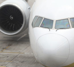 Nahaufnahme eines am Flughafen stehenden Flugzeugs.