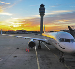 Flugzeug steht während eines Sonnenuntergangs am Flughafen.