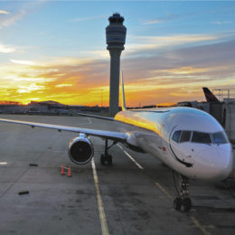 Flugzeug steht während eines Sonnenuntergangs am Flughafen.