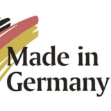Schriftzug "Made in Germany" vor weißem Hintergrund mit schwarz-rot-goldenen Farbstrich am linken Bildrand