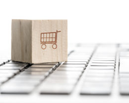 Einkaufwagensymbol auf Tastatur steht für Online Shopping
