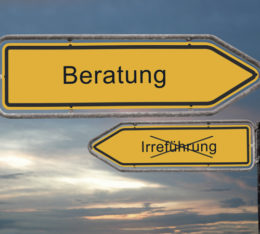 Zwei Wegweißer auf denen in die eine Richtung "Beratung" steht, in die andere Richtung durchgestrichen das Word "Irreführung"