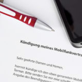 Schreiben Kündigung des Mobilfunkvertrags mit Smartphone und Stift