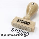 Schriftzug "Storno" wird mit Stempel auf Kaufvertrag gedruckt