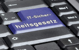 Schwarze Computer Tastatur, die "Enter-"Taste wurd durch eine blaue Taste ersetz, auf der IT-Sicherheitsgesetz steht