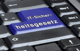 Schwarze Computer Tastatur, die "Enter-"Taste wurd durch eine blaue Taste ersetz, auf der IT-Sicherheitsgesetz steht