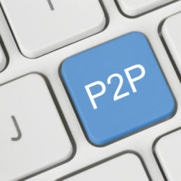 Computertastatur mit einer blauen Taste mit der Aufschrift P2P, Filesharing