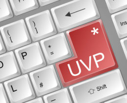 Taste mit Aufschrift "UVP" auf Tastatur